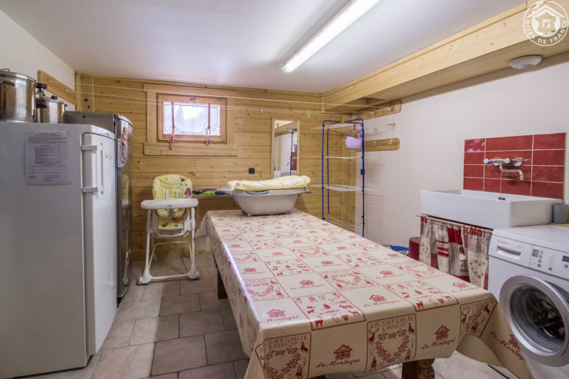 Buanderie avec lave-linge, sèche-linge, équipement pour bébé, 2ème frigo et congélateur