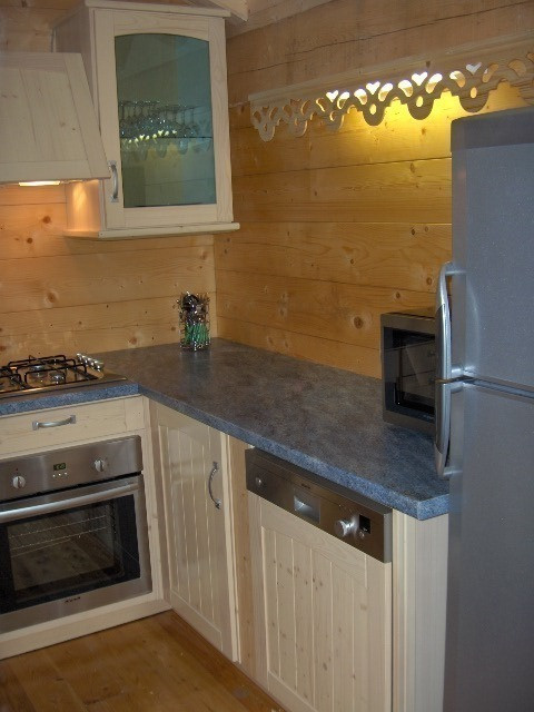 La cuisine aménagée toute équipée (grand réfrigérateur avec partie congélation, lave-vaisselle, four électrique, 3 plaques gaz er 1 plaque électrique, micro-ondes, cafetière à filtre, bouilloire électrique, grille-pain.