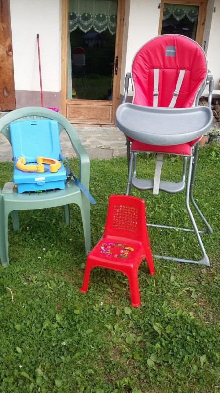 Pour le repas une chaise haute ou un rehausseur selon l'âge et une petite chaise