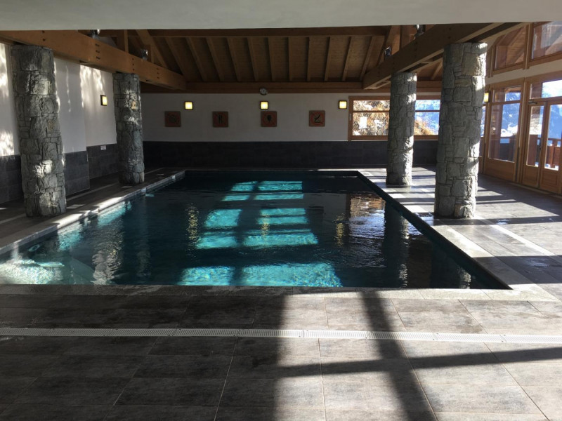 Piscine privative couverte et chauffée de la résidence (dans un chalet voisin) ouverte pendant les vacances scolaires de Noël, de février et d'été (attention PISCINE FERMÉE POUR L'ÉTÉ 2020 par mesure sanitaire Covid-19)