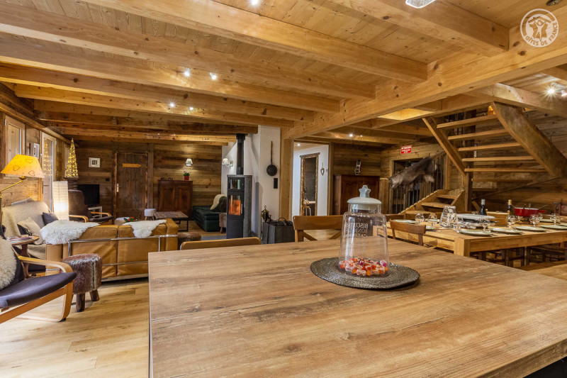 vue depuis la cuisine ouverte sur le  salon, terrasse a gauche. Au fond a gauche une chambre(4 pers+ 1 lit bébé) à droite une deuxième chambre(2 pers)