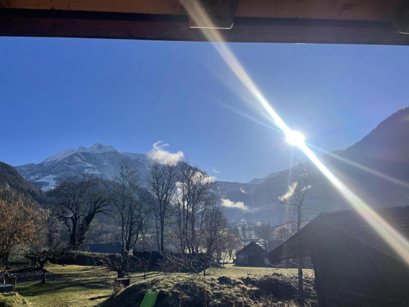 Depuis le chalet, une belle vue sur la montagne d'Outray