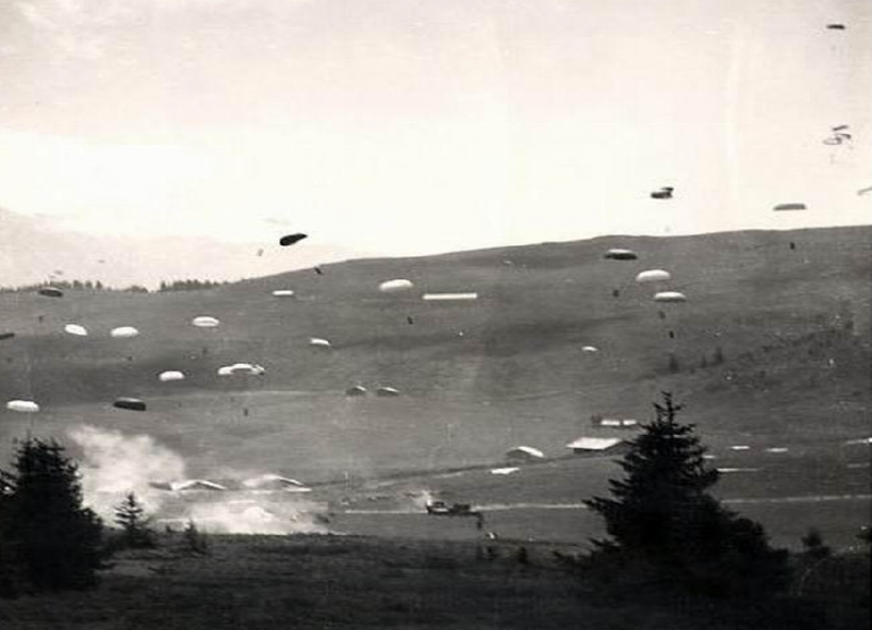 1944-08-01-parachutage-16097988