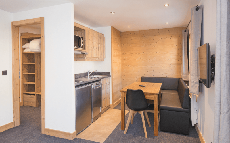 Room 434521-1003699 Room 434521-1003699