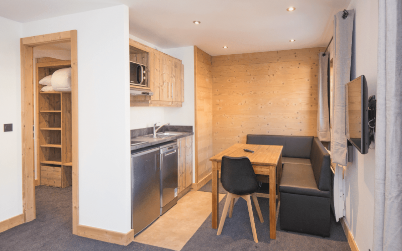 Room 434521-1003699 Room 434521-1003699
