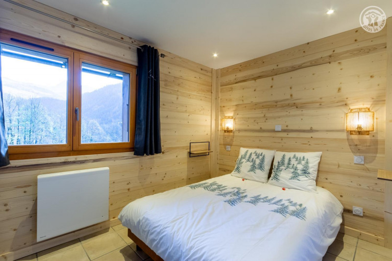 Chambre 1 Les Enclaves :
un lit de 140 X 190 - © GĂ®tes de France Chambre 1 Les Enclaves :
un lit de 140 X 190