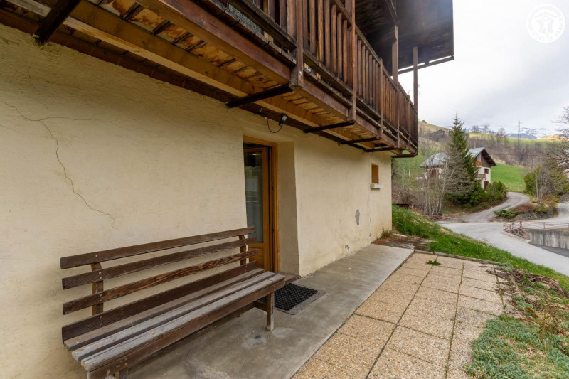 Terrasse côté route équipée l'été de table et chaises  pour repas extérieurs