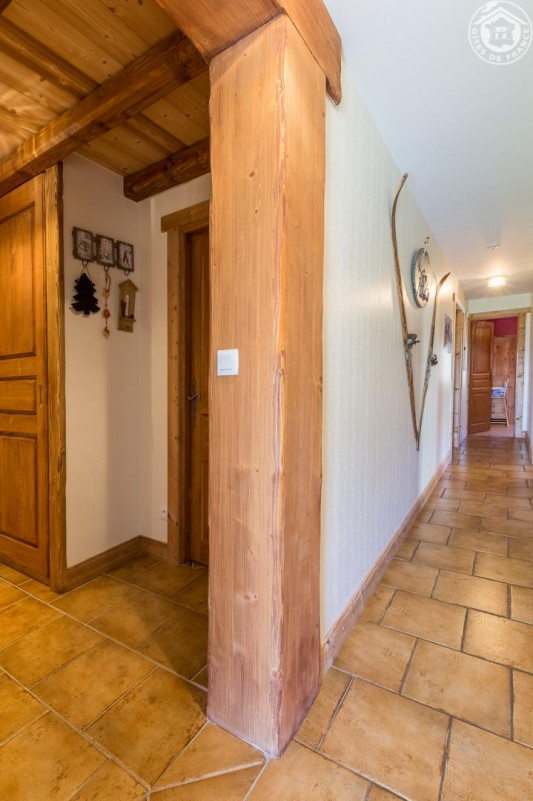 couloir qui accède à toute les pièces couloir qui accède à toute les pièces