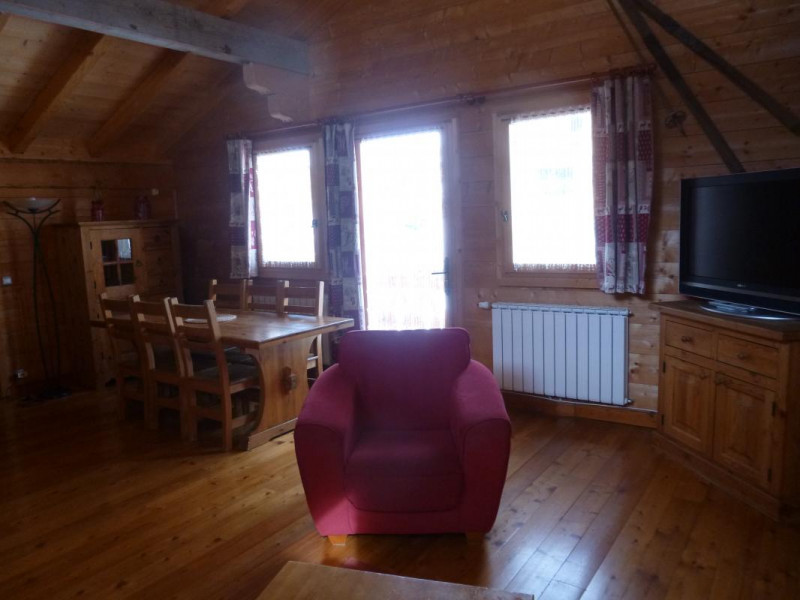 Coin repas pour 6 personnes.
Appareil à raclette et à fondue à disposition pour passer de bonnes soirées.