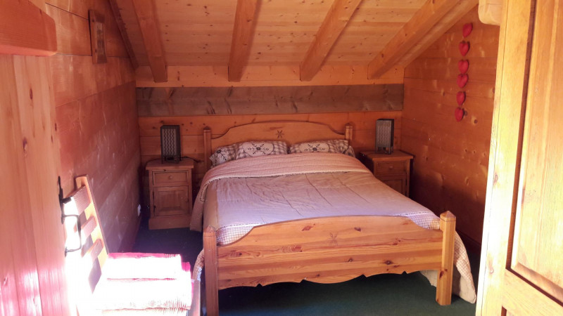 Chambre N°2 avec un lit en 140.
Oreilles, traversin et couvertures fournis.