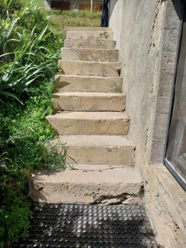 accès au parking/à la route de puis le gîte