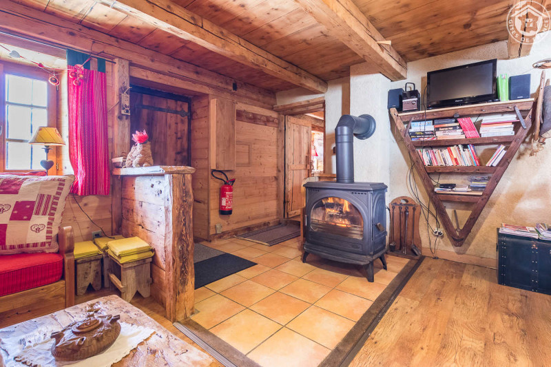 - Aux deux marmottes ,la piece de vie ,le poêle à bois