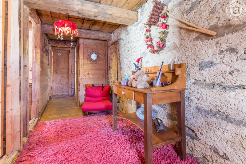 Le couloir chambre ,salle de bain,wc.