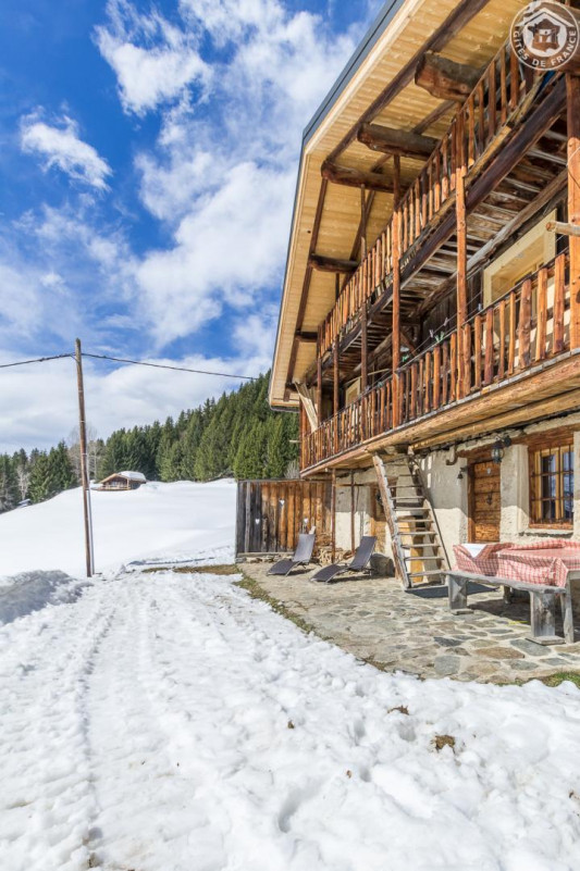 Aux deux marmottes ,la face sud ,terrasse au printemps