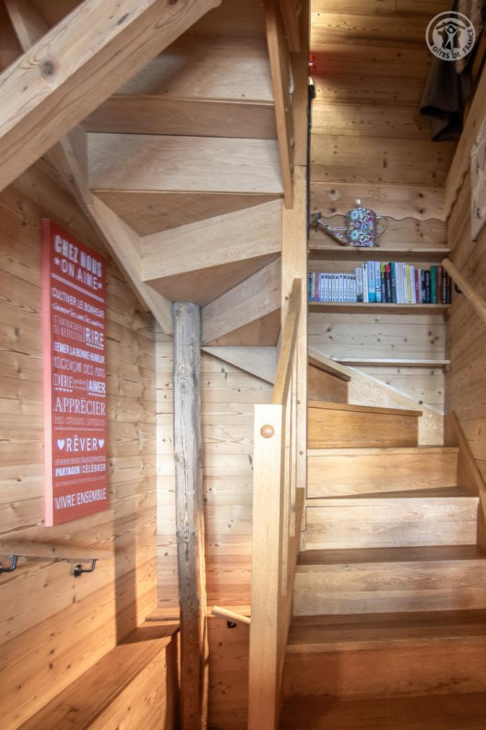 escalier pour monter dans les chambres niveau 2