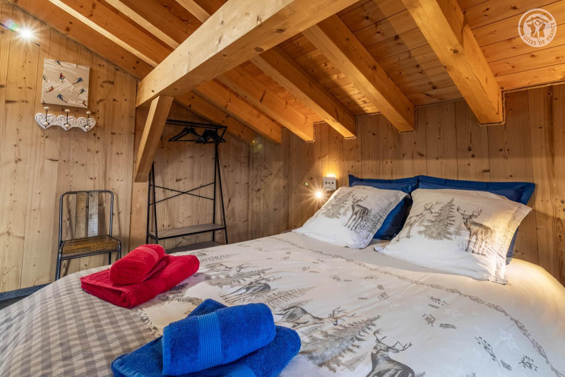 Chambre double avec télévision N° 2 avec douche et lavabo