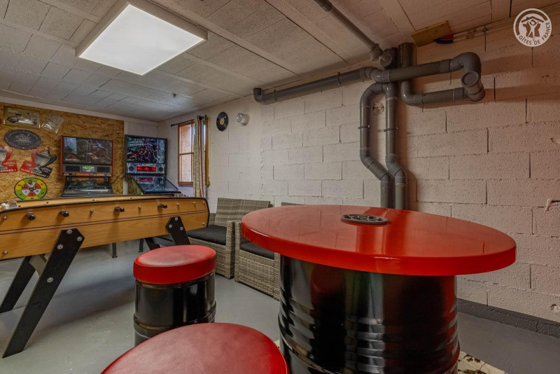 salle de jeux sous sol
baby, billard, jeux de fléchettes et 2 flippers
