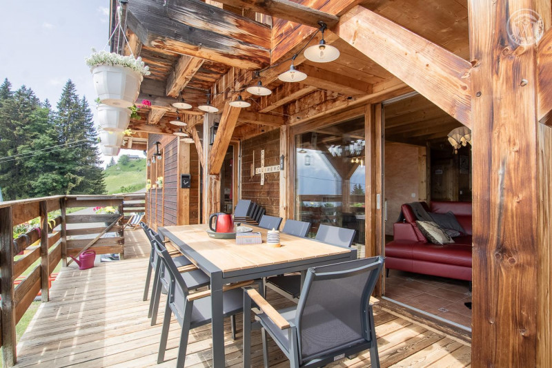 balcon avec table et chaises