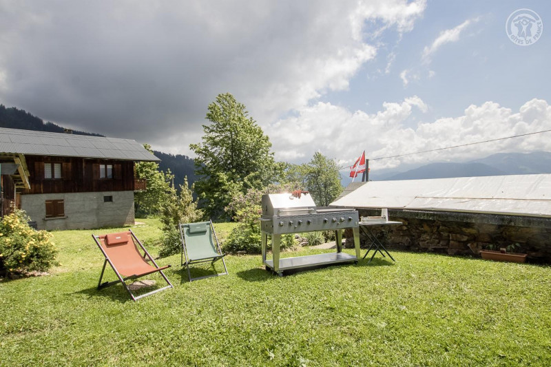 jardin équipé tonnelle, salon jardin et barbecue