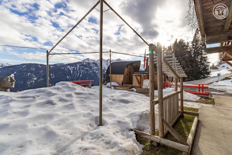vue extérieur  avec jacuzzi et sauna