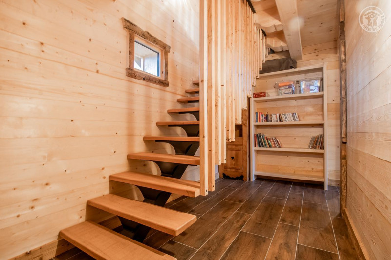 Une barrière de sécurité pour enfant est prévue pour sécuriser le haut de l'escalier