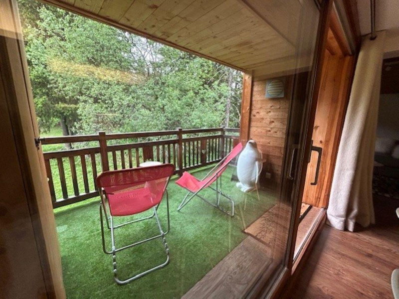 CHALET LES CARONS 7 - LES SAISIES - Balcon soleil orienté ouest,2 transats et table de repas avec chaises Faimob.