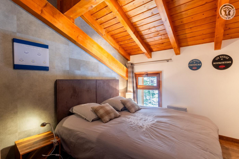 Chambre double, lit 160X200, Couette et oreillers carrés. deux chevets, 1 commode et 1 penderie