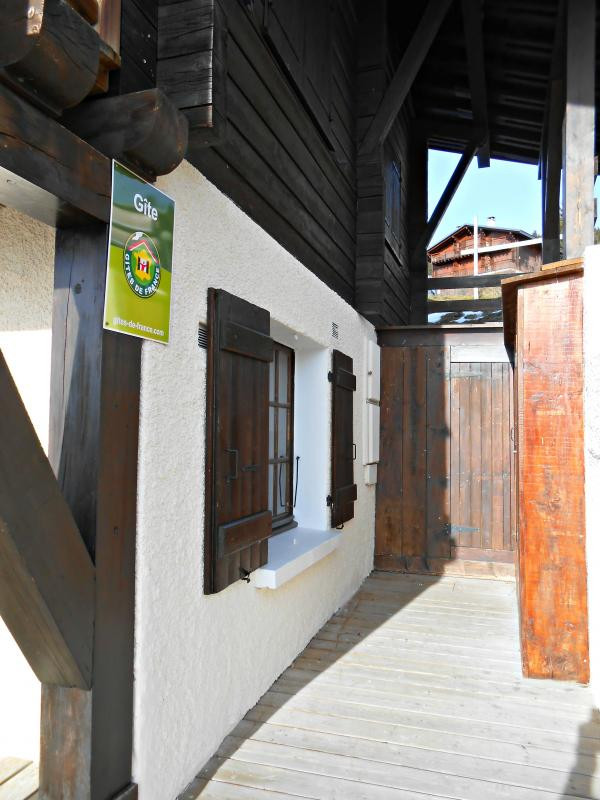 Côté Est avec fenêtre cuisine et placard à skis. Côté Est avec fenêtre cuisine et placard à skis.