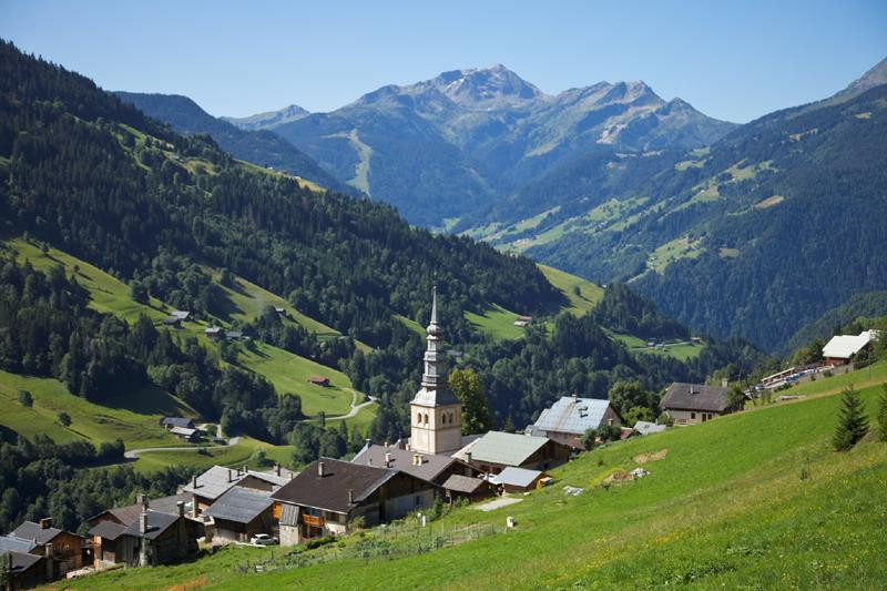 Hauteluce et son clocher. Hauteluce et son clocher.