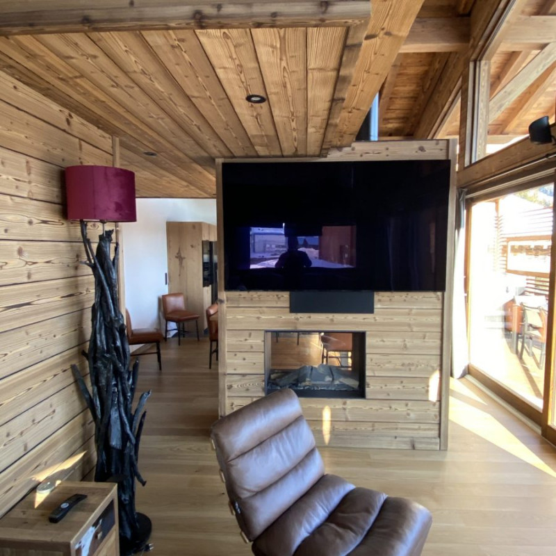 Coin TV Chalet Cocoa - © Chalet Cocoa Coin TV Chalet Cocoa