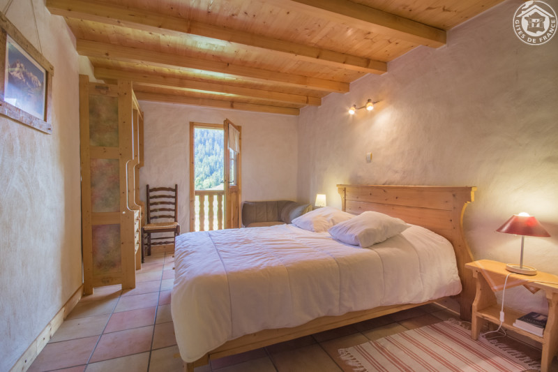 Chambre lit double 140 200, accès balcon