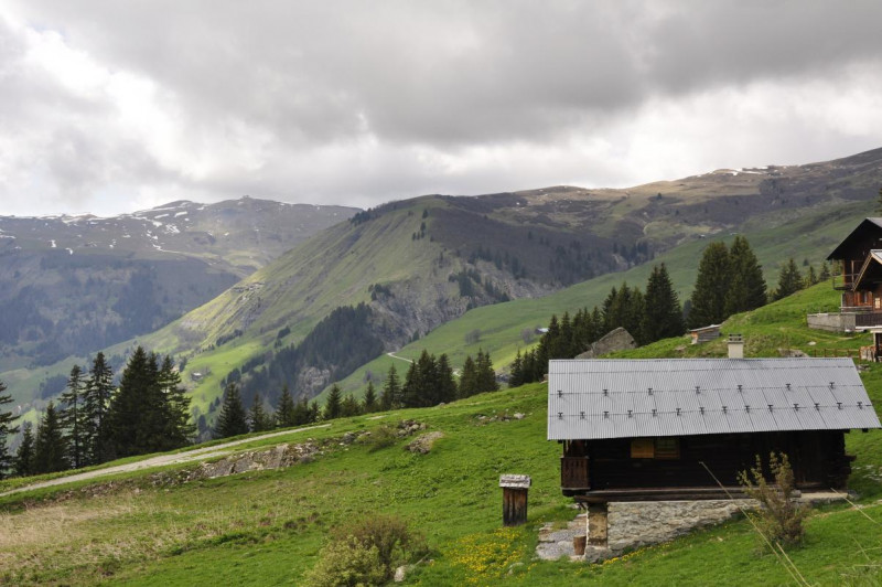 vue plongeante sur le village de Hauteluce