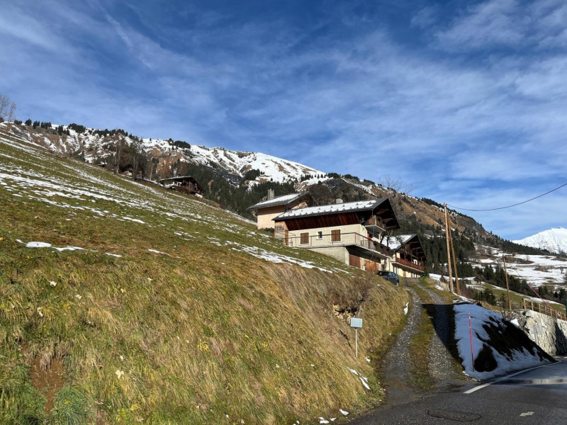 Accès au gite par un chemin en pente, empierré et carrossable - L'hiver, parking public et gratuit sur un parking en bord de route - © Gîtes de France Accès au gite par un chemin en pente, empierré et carrossable - L'hiver, parking public et gratuit sur un parking en bord de route