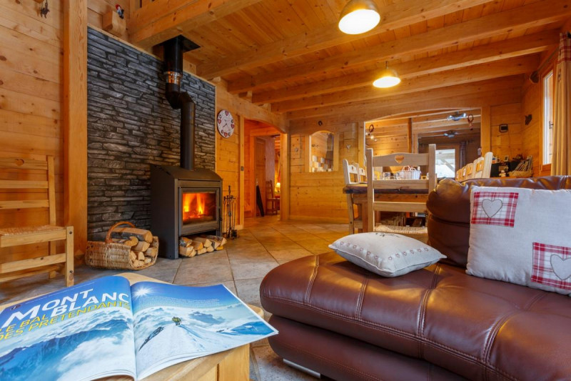 Salon avec poêle à bois
Bois fourni - © Gîtes de France Salon avec poêle à bois
Bois fourni