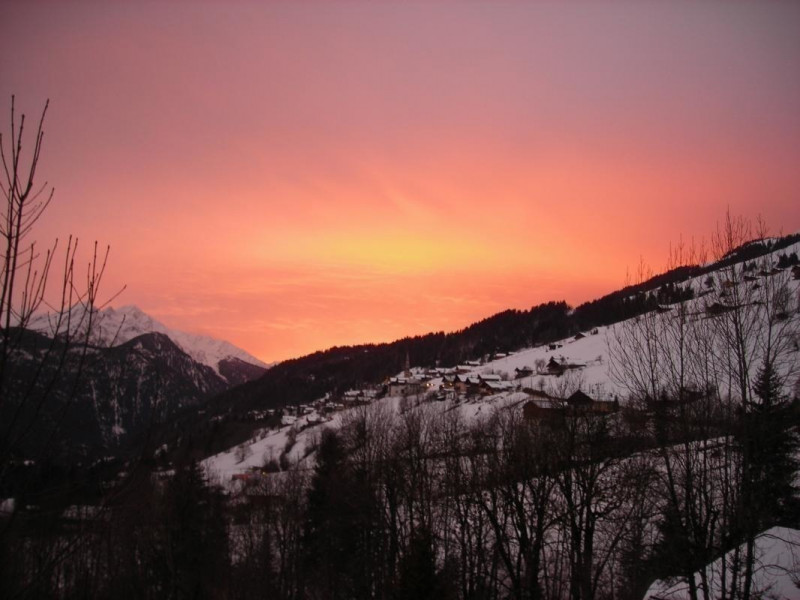 Coucher de soleil sur le village