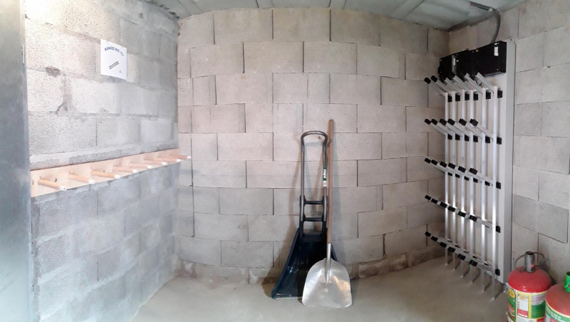 Local à skis avec chauffe chaussures 15 paires(en commun avec appartement 4 personnes)