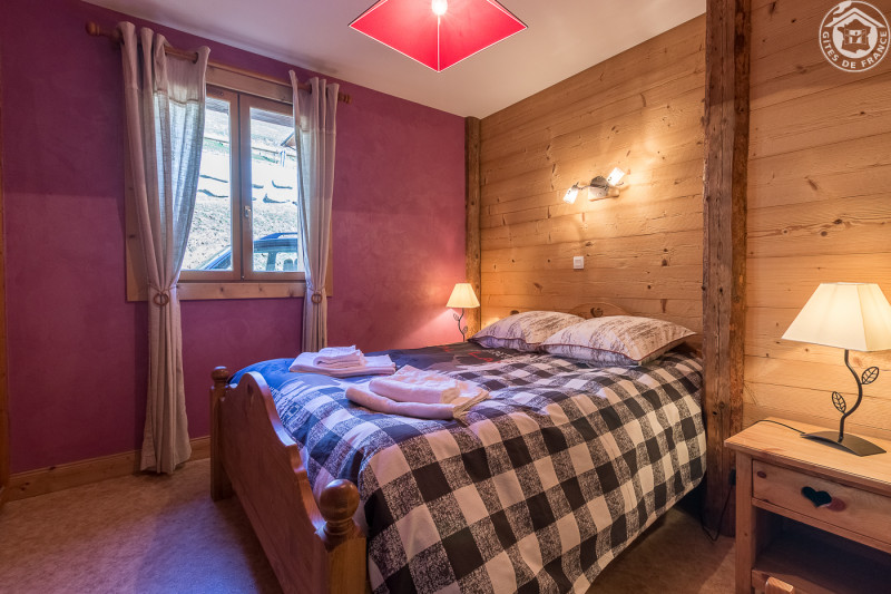 chambre 1
lit 140x190 et fait à votre arrivée
Linge de toilette - © Gîtes de France chambre 1
lit 140x190 et fait à votre arrivée
Linge de toilette