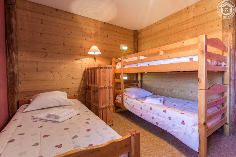 chambre 3
3 lits de 0.90 x 1.90cm
serviette de toilette - © Gîtes de France chambre 3
3 lits de 0.90 x 1.90cm
serviette de toilette