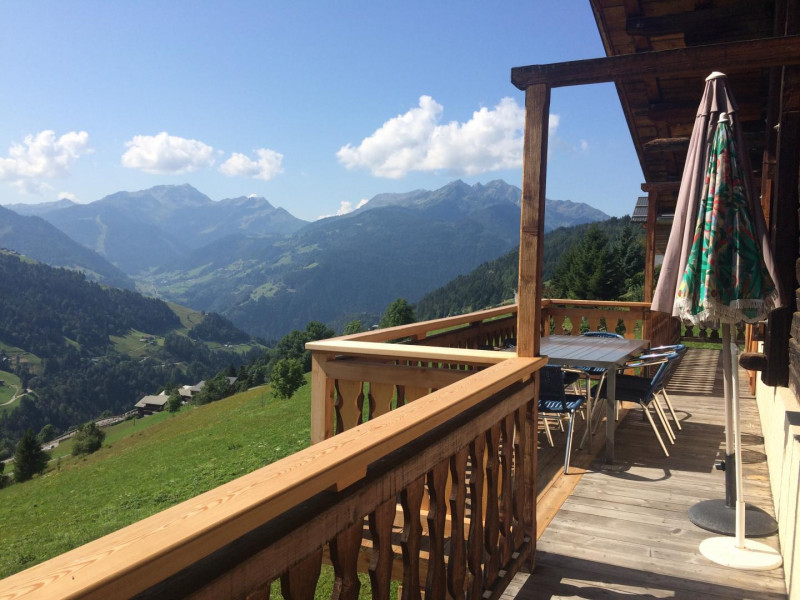 Nouveau! terrasse sur la balcon - © Gîtes de France Nouveau! terrasse sur la balcon