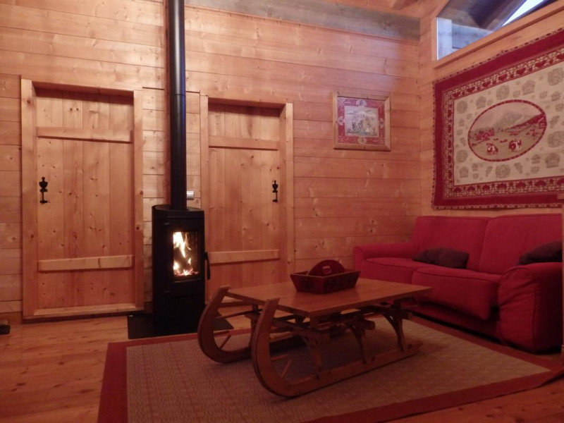 Canapé 3 places + fauteuil + 2 poufs pour passer un bon moment au coin du feu. - © Gîtes de France Canapé 3 places + fauteuil + 2 poufs pour passer un bon moment au coin du feu.