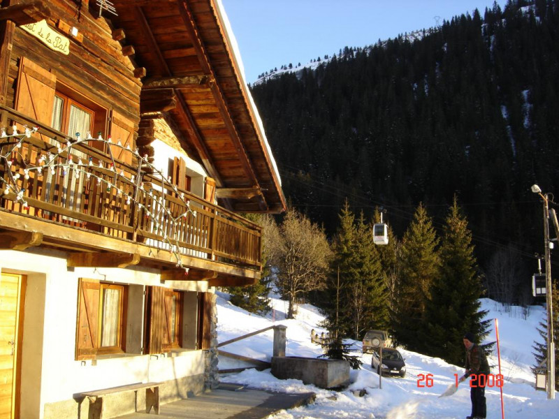 LE CHALET AVEC EN ARRIERE PLAN LA PISTE ET LA TELECABINE