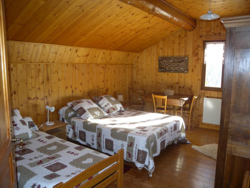 Chambre : 1 lit de 140 cm, 2 lits de 90 cm - © Gîtes de France Chambre : 1 lit de 140 cm, 2 lits de 90 cm