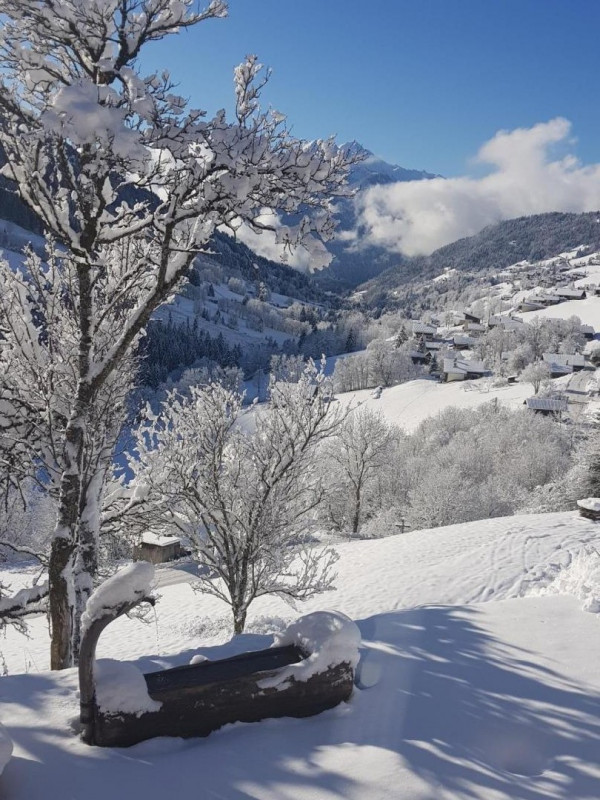 toujours un bachal devant une ferme