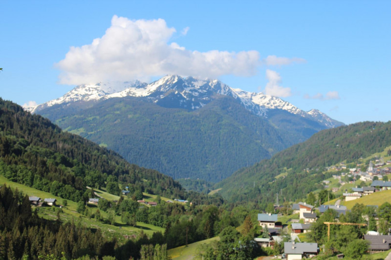 on voit le village à 3 kms