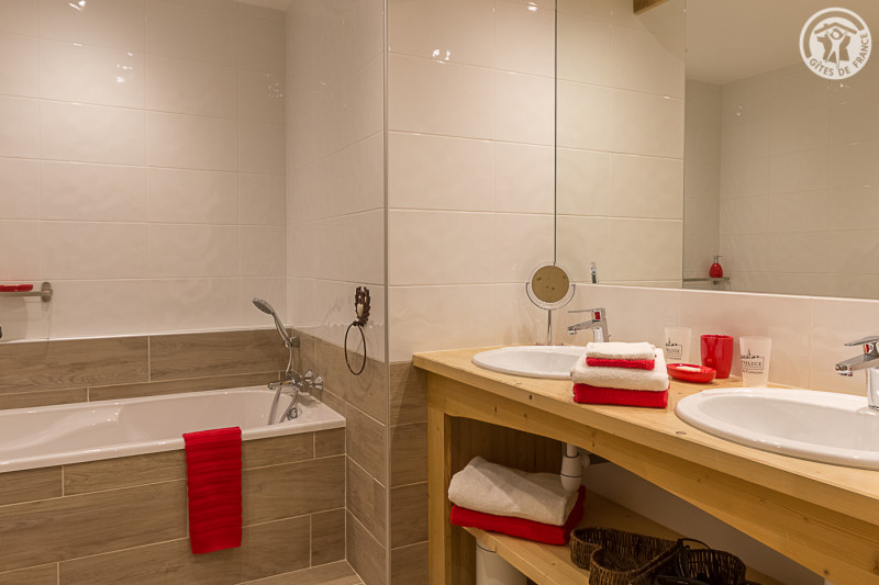 La salle de bains de la chambre La salle de bains de la chambre