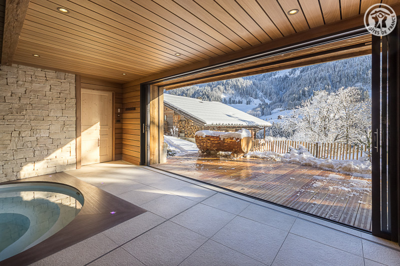 La piscine et sa terrasse au RC - © Gîtes de France La piscine et sa terrasse au RC