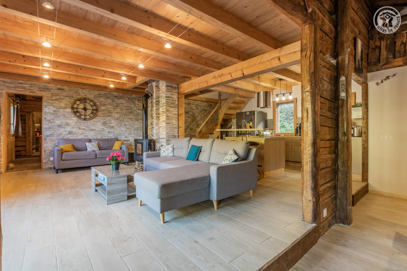 Vue générale de la pièce à vivre et de la cuisine