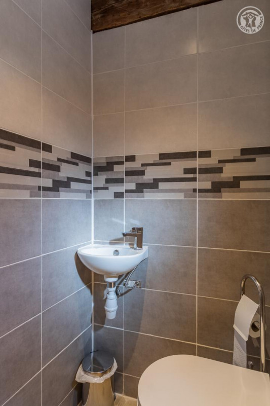 Dans cette pièce douche, toilette et lave mains