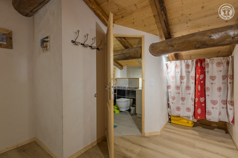 Une salle d'eau dans la mezzanine et un espace pour ranger les affaires