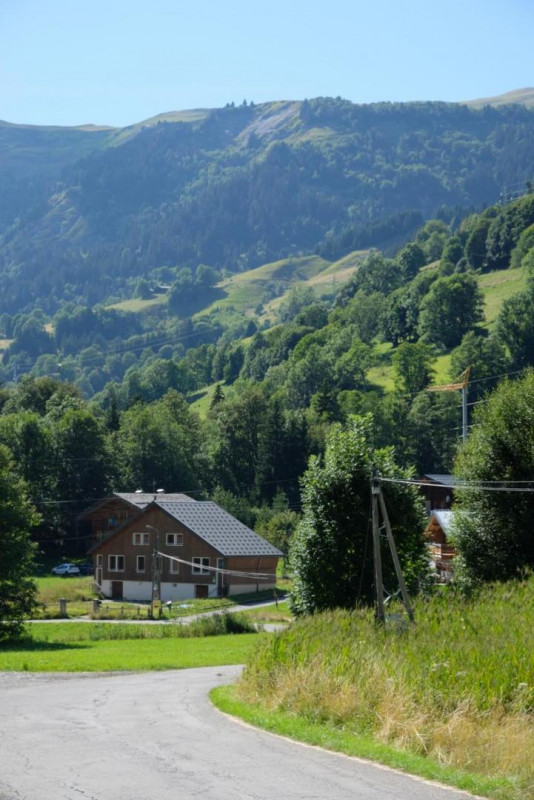 Vue sur le chalet et le Belasta aux Saisies